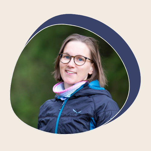 Carina Schett, Physiotherapeutin, lächelnd im Freien